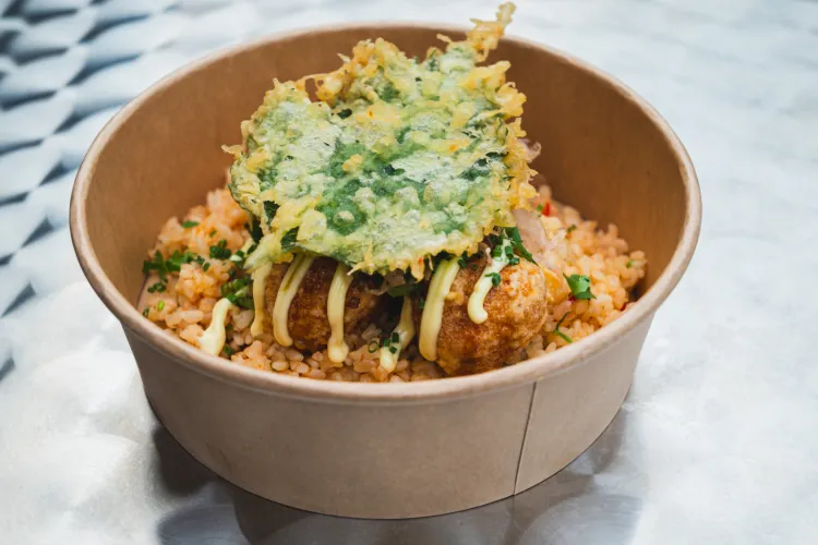 Firma Mowi zaprosiła Tajemniczego Recenzenta do jedynego w Trójmieście tempura baru, w którym rządzi łosoś Mowi. Na zdjęciu: kulki z łososia Mowi supreme na smażonym ryżu z kolendrą.