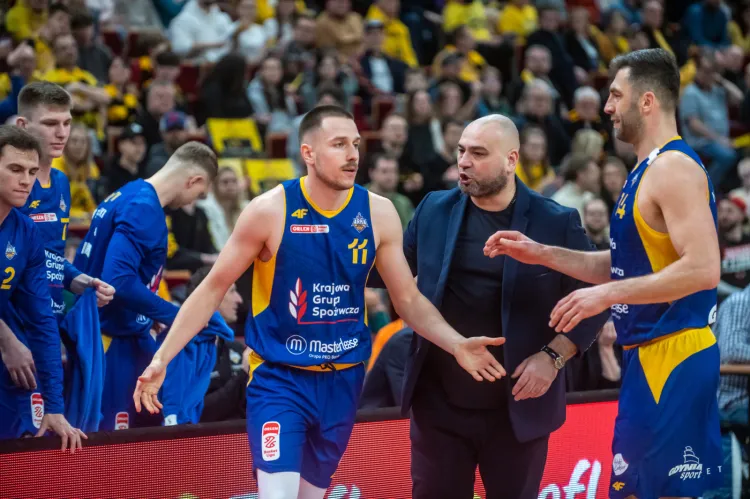Grzegorz Kamiński (w środku) to jeden z dwóch koszykarzy, którzy mają ważny kontrakt z Arką Gdynia. Przyszłość pozostałych zawodników, trenera, a nawet nazwy drużyny i sponsora jest niepewna. 