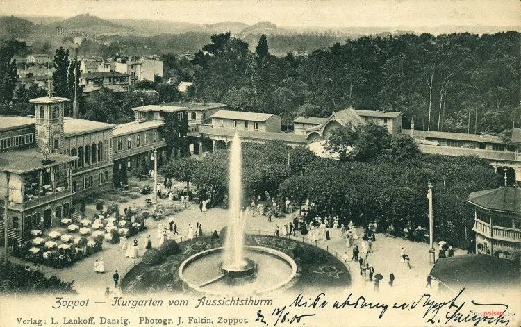 Dom Zdrojowy w Sopocie, fontanna w centralnej części zdjęcia. 1905 r.