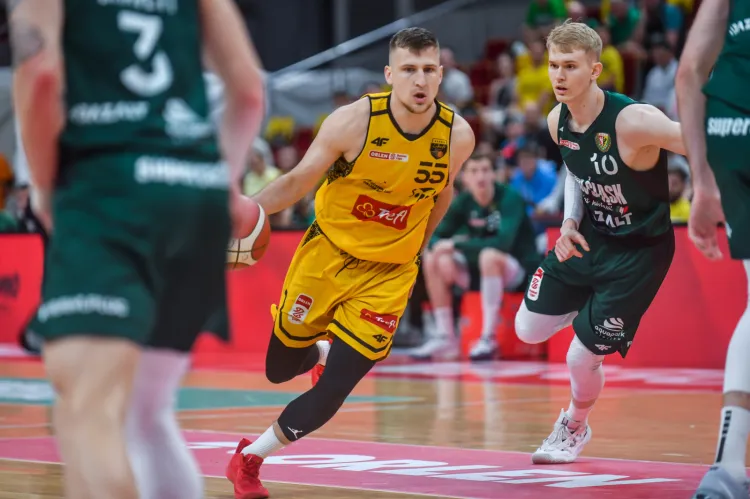 Trefl Sopot w poniedziałkowy wieczór po 12 latach przerwy awansował do finału Orlen Basket Ligi. Najlepszym graczem meczu był Jakub Schenk (nr 55), zdobywca 29 punktów w tym spotkaniu. 