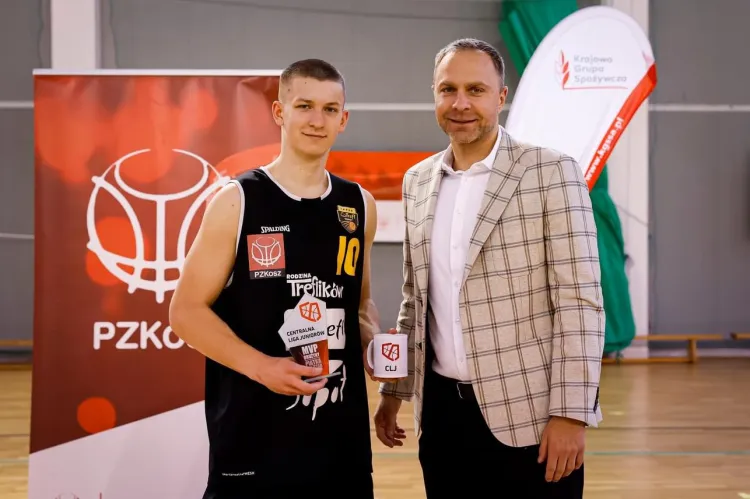 Franciszek Chac odbiera wyróżnienie z rąk Łukasza Koszarka - byłego znakomitego koszykarza, a obecnie prezesa Polskiej Ligi Koszykówki.