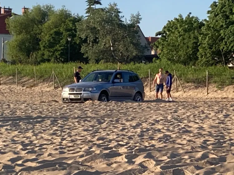 BMW zaparkowało na plaży. Bo dlaczego nie?