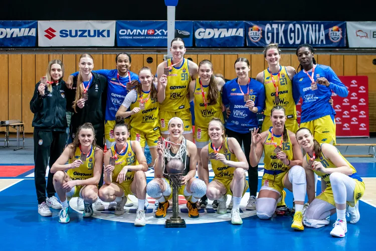 VBW Arka Gdynia po wywalczeniu brązowego medalu w OBLK w sezonie 2023/24. Aż siedmiu koszykarek z tej ekipy nie zobaczymy w Gdyni w kolejnych rozgrywkach.