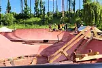 Część skateparku powstaje w technologii ręcznego zacierania betonu. Obiekt będzie gotowy do końca wakacji.