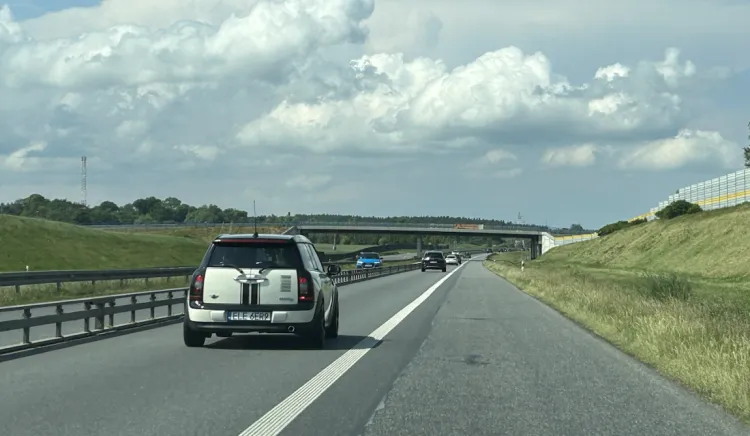 Na remontowanym odcinku A1 ruch w kierunku Gdańska odbywa się na dwóch pasach. Prawy pas w normalnych okolicznościach, bez remontu, pełni rolę pasa awaryjnego. Mimo to, kierowcy wolą jechać lewym pasem. 