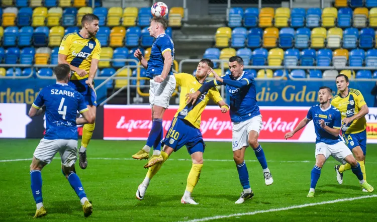 Arka Gdynia w tym sezonie pokonała już Motor Lublin 2:0 po golach: Michała Marcjanika (z lewej) i Karola Czubaka (nr 10). Napastnik zdobył też bramkę w wyjazdowym meczu z tym rywalem, który zakończył się remisem 2:2. 