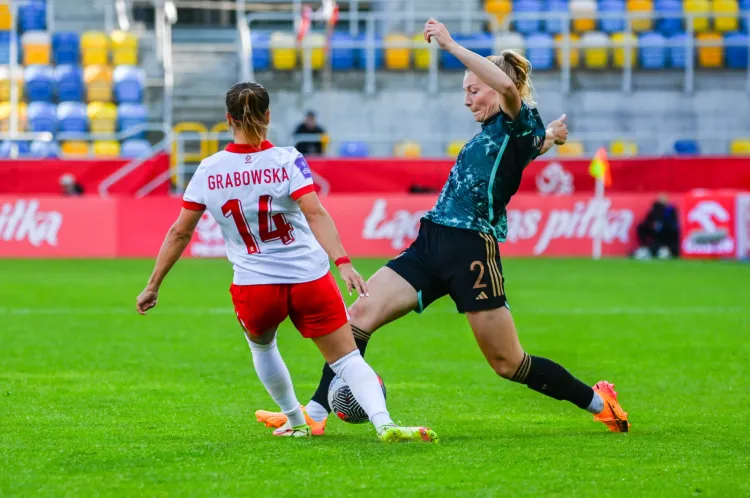 Dominika Grabowska zdobyła honorowego gola dla Polski i sprawiła, że do przerwy w meczu z Niemcami pachniało niespodzianką. Na zdjęciu w pojedynku z Sarai Linder.
