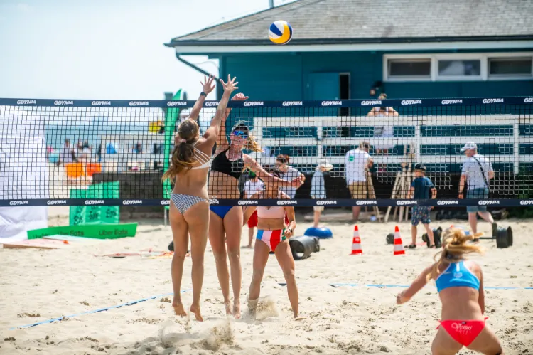 Trójmiejskie plaże są pełne boisk do siatkówki plażowej. Można albo pograć ze znajomymi lub wziąć udział w ogólnodostępnych turniejach. Są one bezpłatne i nie wymagają rezerwacji. Oprócz siatki trzeba mieć jednak własny sprzęt.