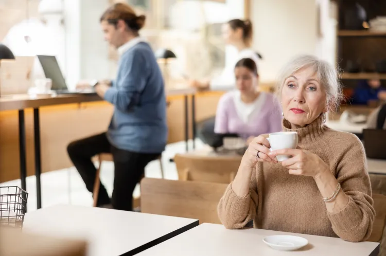 Zdaniem naszej czytelniczki wielu seniorów ma problem z zamówieniem kawy w kawiarni i warto byłoby zaoferować im wsparcie w tym zakresie. 
