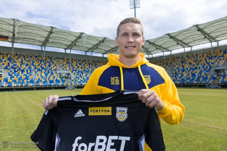 Arka Gdynia ogłosiła pierwszy transfer na sezon 2024/25. Do bramki pozyskany został Damian Węglarz z Chrobrego Głogów. 