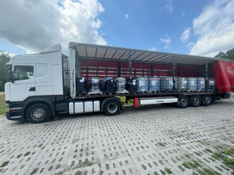 Ciężarówka przywiozła na posesję w Sobieszewie 18 ton niebezpiecznych odpadów. Miały być składowane nielegalnie, w miejscu do tego nieprzystosowanym. Za transport i prowadzenie składowiska odpowiada zorganizowana grupa przestępcza, którą starają się rozbić policjanci z Komendy Wojewódzkiej Policji w Gdańsku.