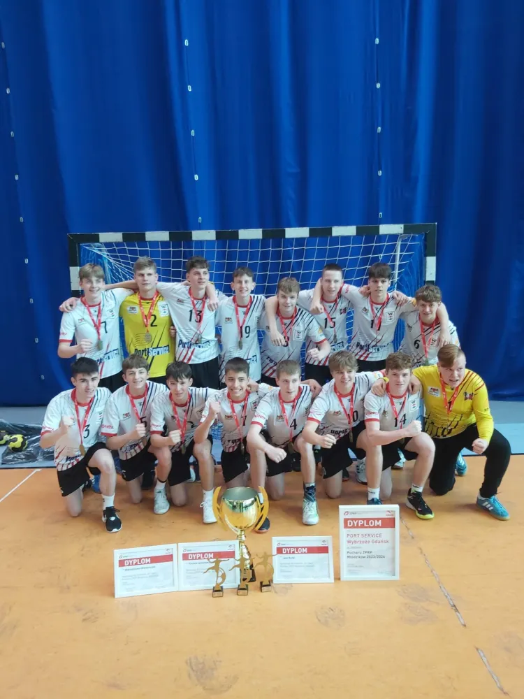 Zespół młodzików Port Service Wybrzeża Gdańsk wygrał zmagania o Puchar ZPRP, czym przyczynił się do niecodziennego wyczynu gdańskiego klubu.
