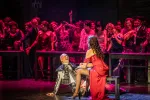 Gdańska "Carmen" rozgrywa się w realiach wojny domowej w latach 30. w Hiszpanii. 