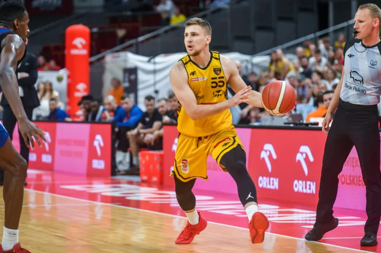 Trefl Sopot przegrał trzecie spotkanie w finale Orlen Basket Ligi i jest w coraz trudniejszej sytuacji w kontekście walki o złoty medal. Najlepszym graczem żółto-czarnych był Jakub Schenk, który 16 ze swoich 23 punktów zdobył w czwartej kwarcie spotkania. 