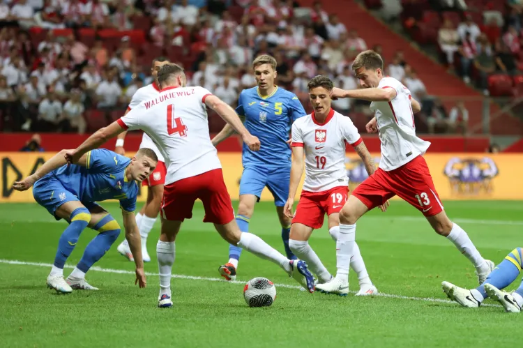 Kacper Urbański (nr 19) zadebiutował w reprezentacji Polski i pojedzie na Euro 2024. Na zdjęciu razem ze zdobywcami goli w meczu z Ukrainą: Sebastianem Walukiewiczem (4) i Tarasem Romanczukiem (13). 