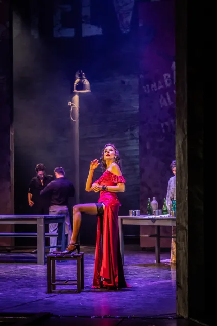 Gdańska "Carmen" rozgrywa się w realiach wojny domowej w latach 30. w Hiszpanii. 