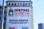 Baner nakłaniający do udziału w referendum dotyczącym Zielonego Ładu wisi nielegalnie na budynku Solidarności przy Wałach Piastowskich. 