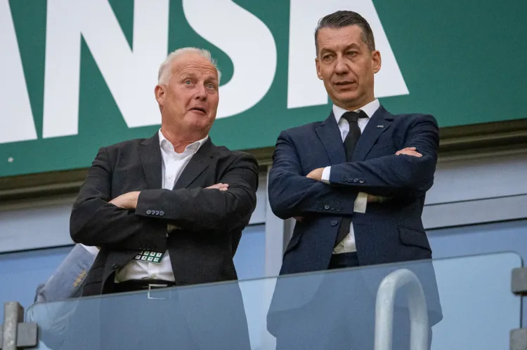 Dyrektor techniczny Lechii Kevin Blackwell (z lewej) i prezes klubu Paolo Urfer porozumieli się co do dalszej współpracy. Anglik zostanie w klubie do 2027 r.