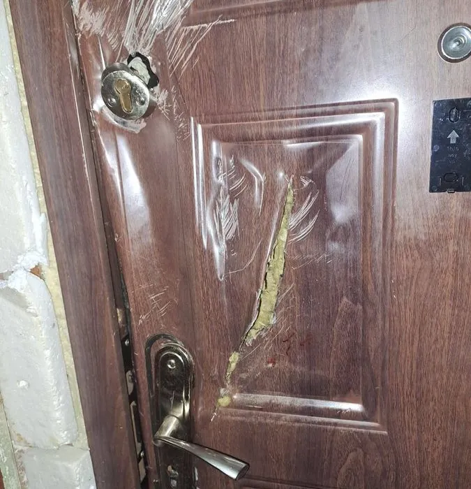 78-latek próbował dostać się do mieszkania, uderzając siekierą w drzwi.