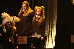 "Hejt School Musical" Teatru Komedii Valldal to znakomicie opowiedziana, wciągająca historia z pięknym morałem, której dodatkowymi atutami są wpadające w ucho piosenki.
