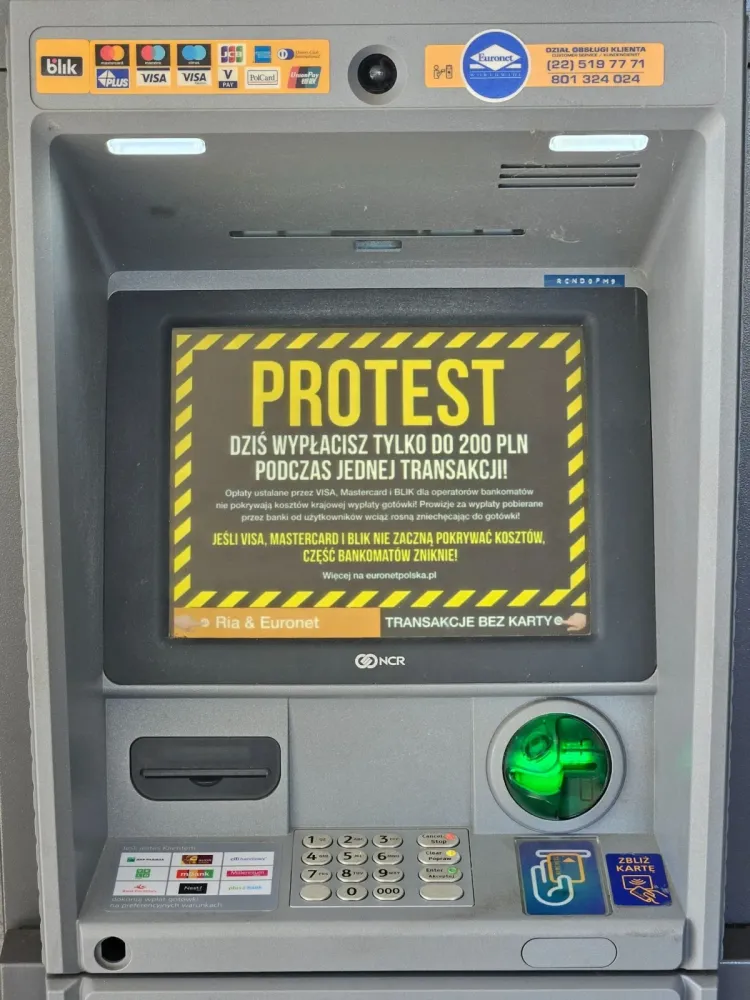 Użytkownicy bankomatów Euronetu witani są informacją o akcji protestacyjnej. Euronet przeprowadza jednodniową akcję protestacyjną mającą na celu zwrócenie uwagi konsumentów, decydentów oraz partnerów biznesowych na obecną sytuację operatorów bankomatów w Polsce. 