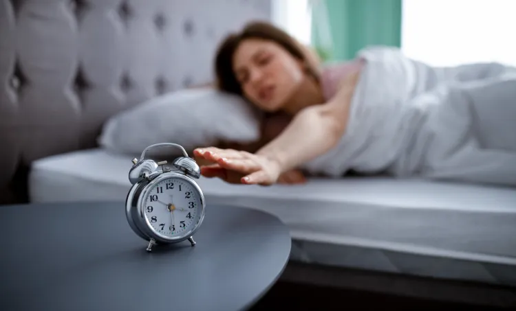 Naturalnym czynnikiem regulującym rytm organizmu jest światło, które poprzez stymulację receptorów siatkówki oka wpływa na wydzielanie hormonów, w tym melatoniny. Dostępność światła powoduje hamowanie wydzielania tego hormonu, którego największa produkcja odbywa się pomiędzy 2 a 4 rano w całkowitej ciemności. 