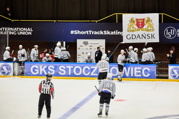 Marcowe spotkanie w fazie play-off z SMS-em PZHL Katowice w Hali Olivia był świętem hokeja w Gdańsku. Niestety jak na razie nic nie zapowiada tego, aby hokeiści prędko wrócili do gdańskiej hali. Niewykluczone jest, że swoje mecze w sezonie 2024/25 będą rozgrywali w Bydgoszczy lub Elblągu.