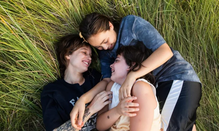 Od lat tradycją festiwalu jest prezentacja filmów z dalekiej północy Europy - kina skandynawskiego oraz nordyckiego, czyli produkcji z Islandii, Norwegii, Szwecji, Danii i Finlandii. Od ubiegłego roku pasmo to stało się sekcją konkursową, gdzie festiwalowa publiczność wybiera najlepszy film sekcji. Na zdj. kadr z filmu "Raj w płomieniach".