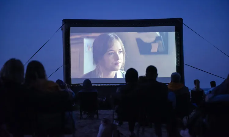 Festiwal wraca z pokazami na sopocką plażę. Zaprezentowane zostaną cztery kultowe klasyki z okresu ostatnich kilkudziesięciu lat - od klasycznego Felliniego po współczesnego Nicolasa Caga. Wszystko to w formule Silent Cinema, czyli kina z użyciem słuchawek. Wstęp bezpłatny.