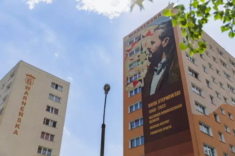 Mural przedstawia Rafała Stepnowskiego na tle róży wiatrów.