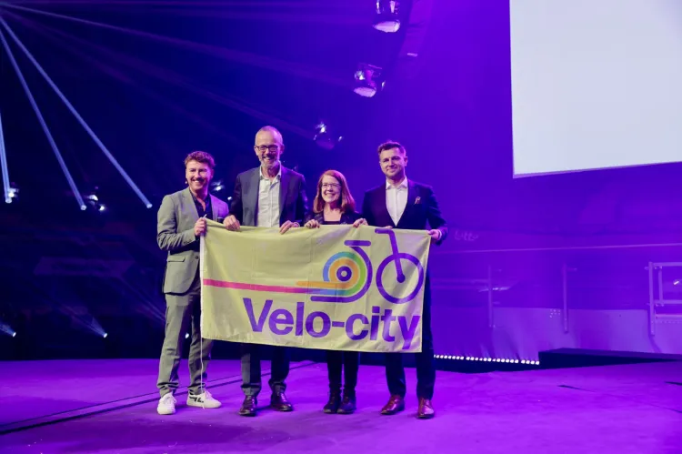 W przyszłym roku kongres Velo-City odbędzie się w Gdańsku. Symboliczne miano gospodarza w formie flagi przejął z rąk burmistrza Gandawy dyrektor gdańskiej imprezy Łukasz Kłos. 