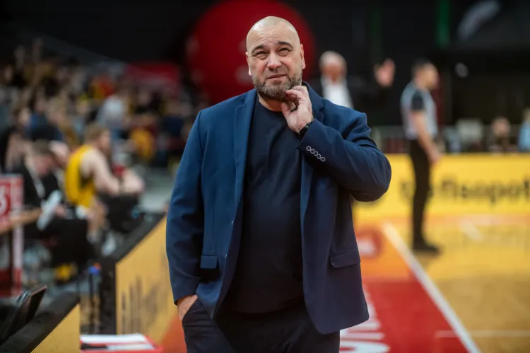 Trener Wojciech Bychawski zdaje się prezentować reakcję kibiców na grę koszykarskiej Arki Gdynia przez większość zeszłego sezonu. W kolejnych rozgrywkach nie będzie już pełnić funkcji trenera żółto-niebieskich, a zastąpić go ma Artur Gronek.