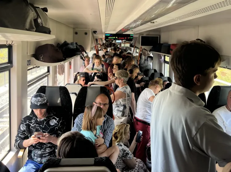 Czy młodsi pasażerowie powinni ustępować miejsca starszym?