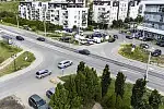 Skrzyżowanie ulic Jabłoniowa i Lawendowe Wzgórze to prawdziwa próba cierpliwości w godzinach szczytu dla kierowców, którzy chcą włączyć się do ruchu.