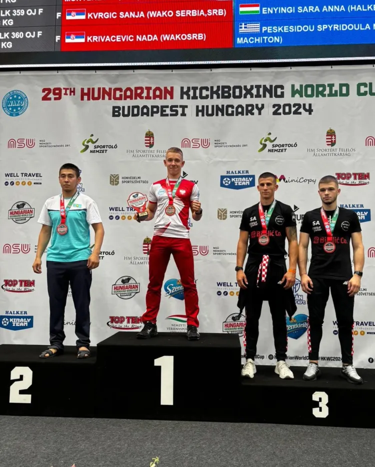 Szymon Majewski (na 1. miejscu podium) po zdobyciu Pucharu Świata w kickboxingu w formule low kick. 