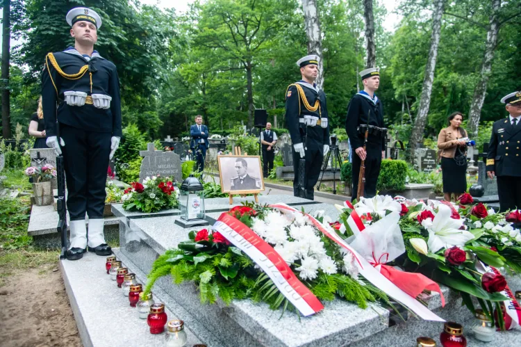 Uroczystość odsłonięcia pomnika nagrobnego kapitana Jerzego Błeszyńskiego. 