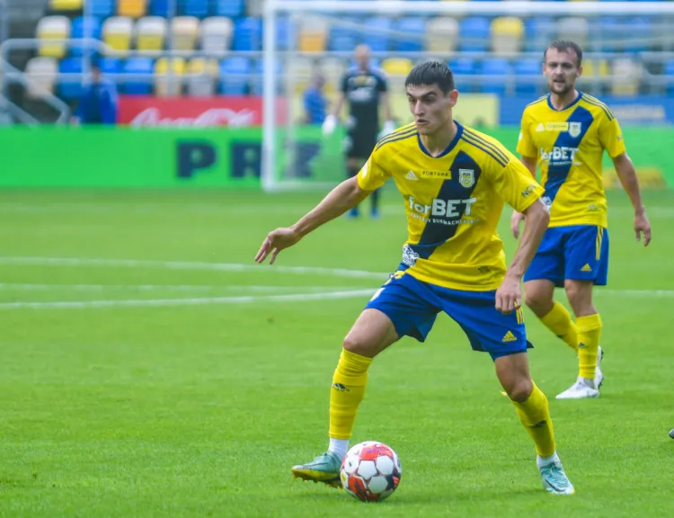 Arka Gdynia finalizuje transfer Olafa Kobackiego (z piłką), a Sebastian Milewski (w tle) odszedł po wygaśnięciu kontraktu. 