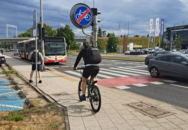 W wielu wypadkach nie jest problemem jazda rowerzystów po chodniku, tylko zachowanie na nim