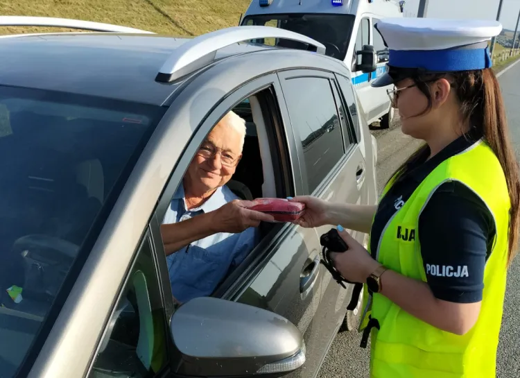 Przez wakacje policjanci rozdadzą około 500 apteczek.