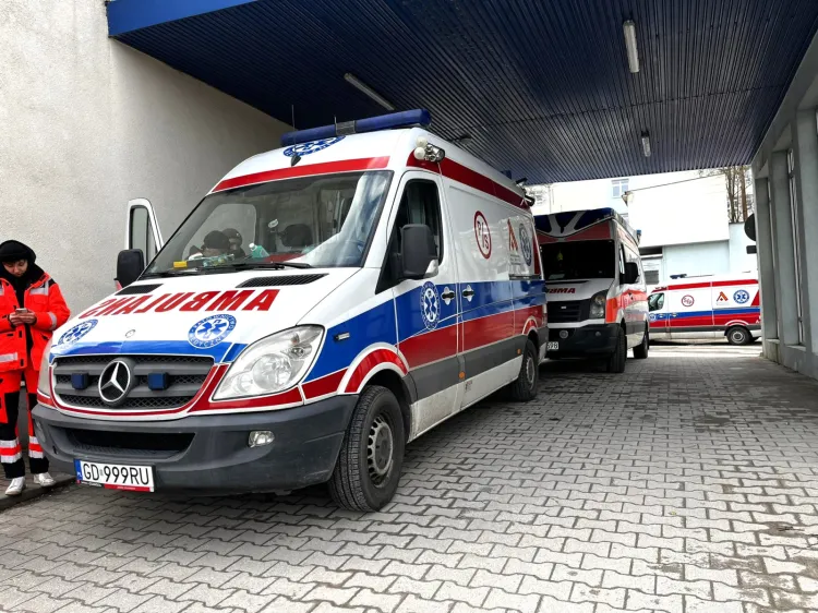 Załoga ambulansu ratunkowo-sanitarnego wspiera osoby w kryzysie bezdomności w dni powszednie.