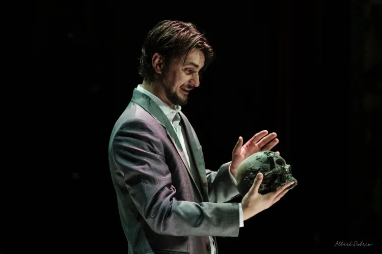 "Hamlet", reż. Declan Donellan, Cheek by Jowl UK/Teatr Narodowy w Craiovej/Rumunia