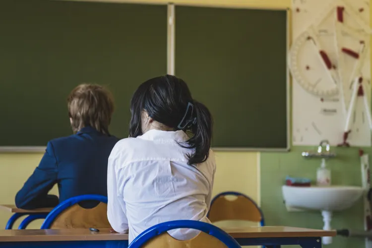 Wykluczenie menstruacyjne nie jest zjawiskiem odosobnionym w polskich szkołach.