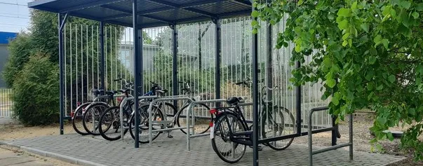 Wygodne stojaki rowerowe coraz częściej są montowane pod wiatą chroniącą przed deszczem.