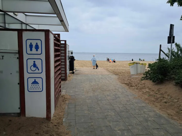 Od kilku lat przy gdańskich plażach stoją nowe toalety całoroczne. Żeby skorzystać, trzeba zapłacić 4 zł, można płacić kartą.