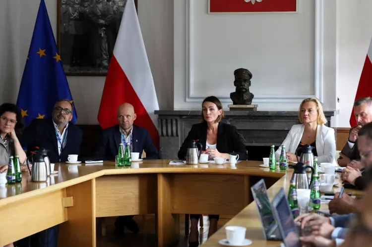 W poniedziałek zarówno w urzędzie wojewódzkim, jak i miejskim odbyły się narady sztabu kryzysowego.