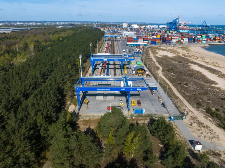 Wzrost wolumenu importu i eksportu oraz niedalekie uruchomienie T3 oznaczają, że największy terminal głębokowodny na Bałtyku planuje już możliwość budowy drugiej bocznicy kolejowej.