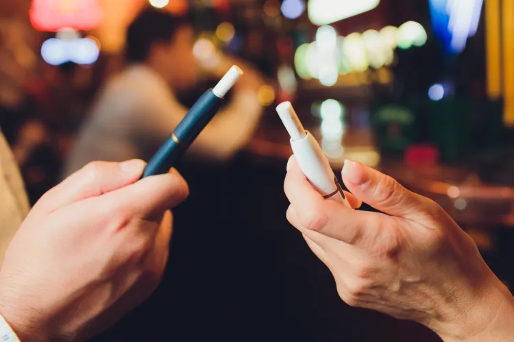 Nowelizacja ustawy ma przede wszystkim ograniczyć popularność e-papierosów wśród młodzieży. 