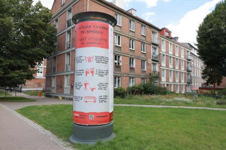 Kampania w pierwszej odsłonie realizowana jest w postaci plakatów na miejskich słupach, w dalszych etapach przeniesie się do internetu.