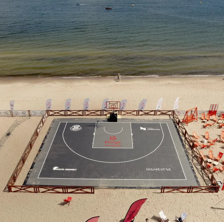 Wakacyjny czas to dobry moment na pogranie w koszykówkę na świeżym powietrzu. Jednym z ciekawych miejsc wartych odwiedzenia jest Energa Basket Court - boisko do koszykówki 3x3 usytułowane na plaży przy gdańskim Brzeźnie. 