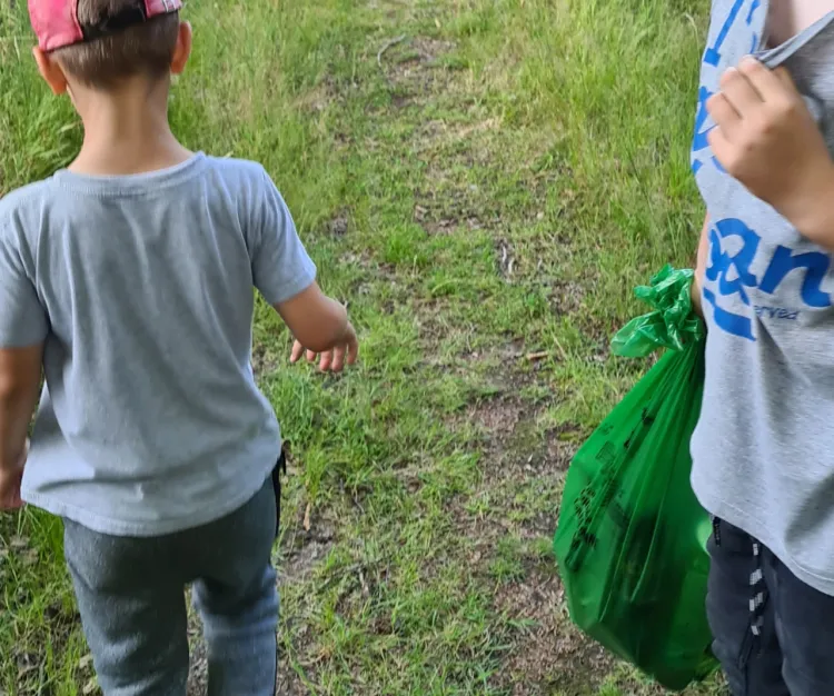 Dorośli śmiecą, dzieci sprzątają - przynajmniej część Trójmiejskiego Parku Krajobrazowego jest teraz oczyszczona ze śmieci.